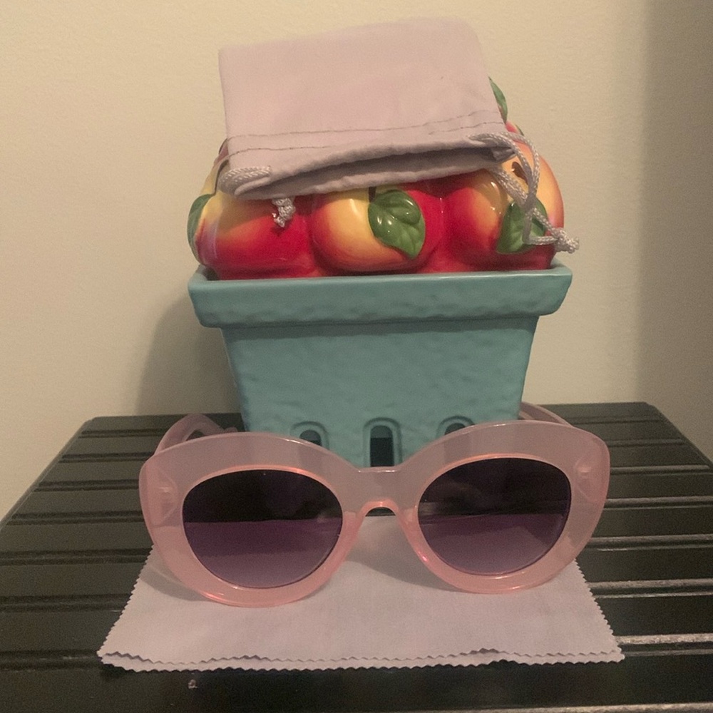 NWOT Sunglasses w/dust & case💗